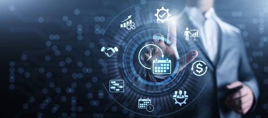 最近同学合伙想开个小店 网店也行 实体店也行 给点关于开店方面的策划 关于卖服装