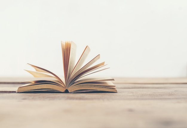 最近同学合伙想开个小店 网店也行 实体店也行 给点关于开店方面的策划 关于卖服装