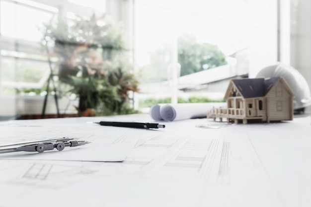 最近同学合伙想开个小店 网店也行 实体店也行 给点关于开店方面的策划 关于卖服装