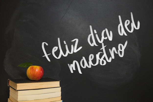 最近同学合伙想开个小店 网店也行 实体店也行 给点关于开店方面的策划 关于卖服装