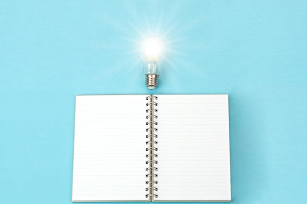 最近同学合伙想开个小店 网店也行 实体店也行 给点关于开店方面的策划 关于卖服装